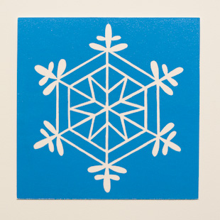 een Kerstkaart, wit ijskristal op een helder blauwe achtergrond