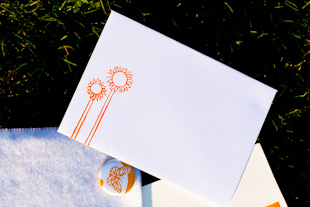 een bedrukte enveloppe voor een trouwuitnodiging
