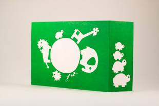 Een groen kaartje met een witte wereldbol en diertjes