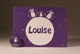 Een paars geboortekaartje met een pinguïnfamilie op een wereldbol, en de naam Louise