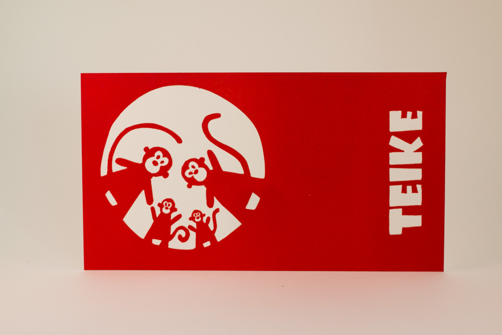 Een rood geboortekaartje voor Teike, met 4 aapjes