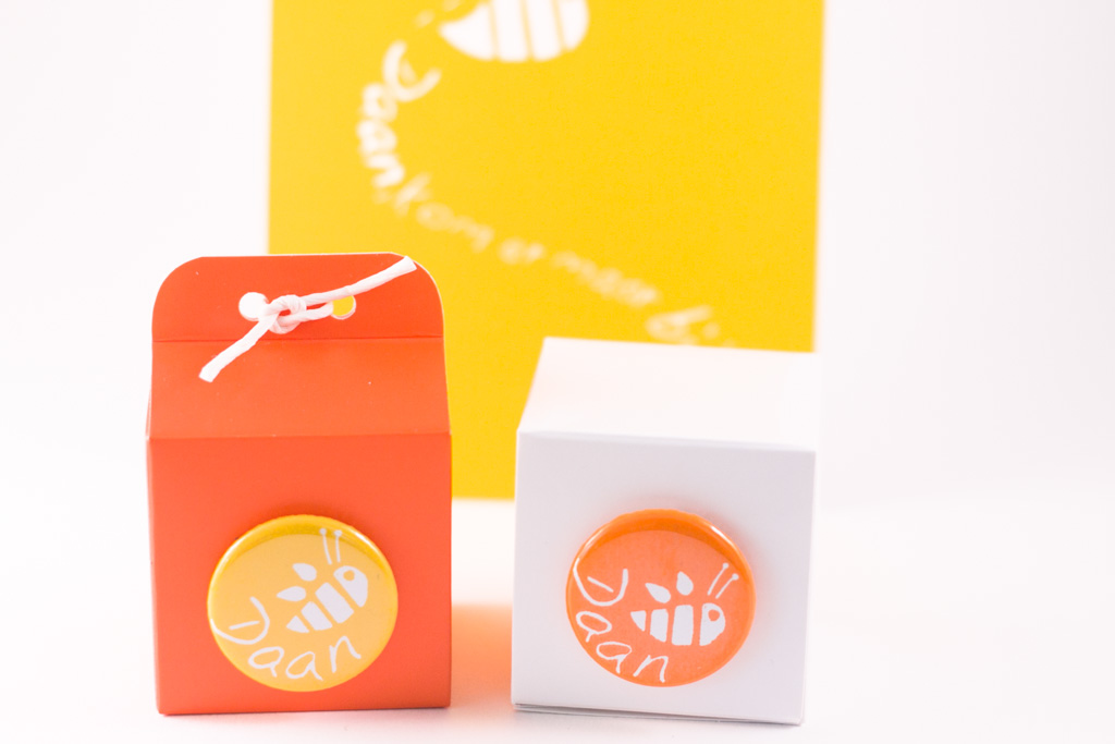 Magneten op doosjes doopsuiker, oranje en geel met een bij en opschrift 'Daan'